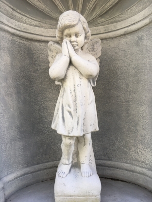 Schöne stehende Engelsstatue aus Stein im Oratorium